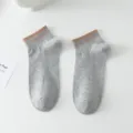 Graue Damensocken mit gestreiften Bündchen, weiche Baumwolle, ideal für Alltag und Freizeit. - Einheitsgröße / Grau