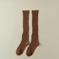 Braune gerippte Kniestruempfe fuer Damen, weiche lange Strickstutzen fuer Herbst und Fruehling. - Einheitsgröße / Kakaobraun