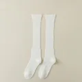 Einfarbige weiße Kniestrümpfe vertikal gestreift Damen Freizeitsocken Strumpfwaren - Einheitsgröße / Perlweiß