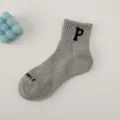 Graue Kurzsocken für Damen und Herren, atmungsaktiv, mit modischen Buchstaben gestrickt. - Einheitsgröße / Grau