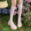 Calcetines blancos de encaje a media pantorrilla con lazos combinados con elegantes zapatos Mary Jane. - Talla única / Blanco