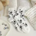 Kuschelige dicke Kuschelsocken mit Kuhmuster, warme Plüsch-Haussocken für den kalten Winter. - Einheitsgröße / Kleine Kuh