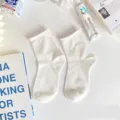 Weiße Sommer-Mittelsocken, lässige Baumwollsocken mit Rollsaum für Damen, atmungsaktiv. - Einheitsgröße / Schlichter Rollrand