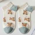 Niedliche Cartoon Bären Socken, cremeweiß mit blauen Akzenten, Frühlings Freizeitsocken. - Bär mit Schleife