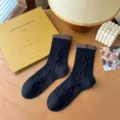 Elegantes calcetines negros de media pierna para mujer con vueltas marrones y patrón de trenzas. - Talla única / Negro