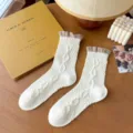Calcetines blancos de punto de cable para mujer con puños con volantes marrones, estilo colegial. - Talla única / Blanco Leche