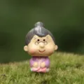 Nahaufnahme der niedlichen alten Damen Miniaturfigur fuer die Sukkulenten Garten Deko. - Staubschutzstecker Größe / Schwiegermutter