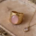 Primer plano detalle del anillo abierto de acero inoxidable vintage con piedra rosa en bandeja. - Estilo Abierto Cristal Rosa Martillado (ZJ544)