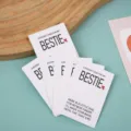 Primer plano detallado de tarjetas de felicitación pocket hug con texto de amistad. - 5.5x8cm (1 Pieza)