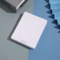 Detalle en primer plano de la tarjeta de presentación de joyería de papel blanco. - 7.2x9.2cm