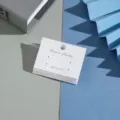 Vista detallada de tarjetas de papel blanco para pendientes y expositor de joyería. - 5x3.5cm 4 Agujeros