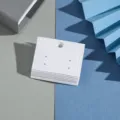 Detalle de tarjetas de exhibición de pendientes con múltiples agujeros de papel. - 5x3.5cm 4 Agujeros Relieve