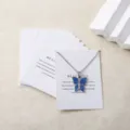 Collier pendentif papillon bleu minimaliste avec cartes de présentation et emballage. - Cartes de présentation pour colliers en anglais / 7.5x10cm