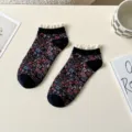 Women retro floral short socks with delicate lace trim, comfortable cotton ankle socks. - One Size / Black