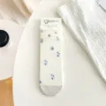 Weisse lange Slouch-Socken für Damen mit blauem Blumenmuster, süße ästhetische Socken für den Alltag. - Einheitsgröße / Weiß mit blauen Blumen