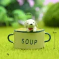 Miniatur Harzwelpen Ornament im Suppentopf, perfekt für Sukkulententöpfe und Gartendekoration. - Suppentasse Welpe