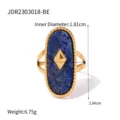 Nahaufnahme des eleganten Titanstahlrings mit blauem Naturstein und goldenem Rautenakzent. - JDR2303018-BE