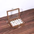Detailansicht der Schmuckschatulle aus Holz mit Glasdeckel und mehreren Fächern. - Kleine Schwarznuss Beige Innenseite 24 Raster Box