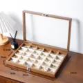 Nussbaum Holz Schmuckkasten mit Glasdeckel und mehreren weichen Samtfächern für Ringe. - 30-Gitter Schmuckschatulle / Beiges Futter