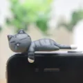 Detailopname van het schattige grijs gestreepte kwijlende kattenfiguur en miniatuurdecor. - Donkergrijze kwijlende kat