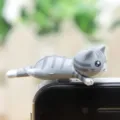 Close-up detail van grijs gestreepte kat telefoon stofplug, schattig accessoire voor toestel. - Grijze Liggende Kat met Lange Staart