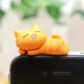 Schattige oranje kat figuur telefoon stofdop stekker miniatuur landschap ornament detail - Gele Liggende Kat