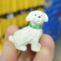 Kleine weiße Hund Harzfigur mit grünem Halsband, süße Mini Garten Sukkulente Deko Figur. - Lockiger Grüner Halsband Welpe