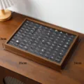 Scatola espositore per anelli in legno di noce con fessure e morbido velluto nero. - Vassoio per 100 Anelli / Rivestimento in Ecopelle Nera / Colore noce
