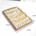 Plateau de présentation de bijoux en bois avec fentes en velours et bracelets dorés. - Couleur Noyer 40 Rangées Doublure en Velours Gris
