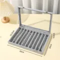 Graue Samt Schmuckaufbewahrung mit Glasdeckel, ideal zur organisierten Präsentation von Ketten. - 10-Fächer-Packung / Eissamtfutter Grau