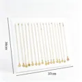 Weißes Schmuckdisplay mit mehreren goldenen Kleeblatt-Halsketten im Format 30x37cm. - Weißes Leder / 17-Haken Halskettenbrett