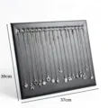 Schwarzes Leder Halsketten Display Board mit mehreren silbernen Ketten zur Schmuckaufbewahrung. - Schwarzes Leder / 17-Haken Halskettenbrett