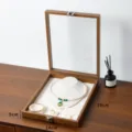 Hölzerne Schmuckschatulle mit Glasdeckel und Samtinnenraum zur Aufbewahrung von Ringen. - Porträtbox Beige Innenausstattung / Walnuss