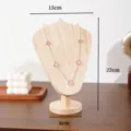 Hölzerner Halskettenständer Hornform Schmuckhalter Vitrine mit Klee Halskette Requisiten - Naturholz Kleiner Stil