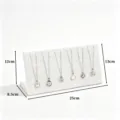 Présentoir de collier en velours beige support de bijoux pour vitrine de magasin. - Planche à Découper en Daim Velours de Glace