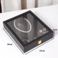 Schwarze PU Leder Schmuckschatulle mit klarem Glasdeckel und Fächern für Ringe und Ketten. - Gebürstete Leder Porträtbox / Schwarz