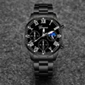 Primer plano detallado de la esfera del reloj de cuarzo negro con números romanos. - Caja Negra Esfera Negra / Solo Reloj