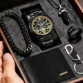 Detailansicht Herren schwarze Quarzuhr Geschenke Set mit Armband, Ring, Geldbeutel, Kette. - Schwarzes 6-Teiliges Set / Schwarze Kollektion (Ohne Box)