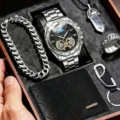Set regalo orologio uomo di lusso vista dettaglio con orologio bracciale portafoglio e collana - Stile Nero Argento Con Accessori