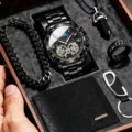 Dettaglio set regalo uomo con orologio al quarzo nero traforato, bracciale e portafoglio elegante. - Stile Argento Nero Con Accessori