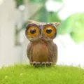 Miniatuur bruine uil beeldje detail, schattig hars dier voor vetplanten tuin landschap decor. - Bruin