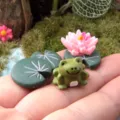 Miniatur Harz Frosch und Lotusblüte Figuren, perfekt für Sukkulenten DIY Mikrolandschaft Gartenarbeit. - Frosch-Set
