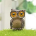 Gedetailleerde close-up van het schattige hars uil beeldje, ideaal voor vetplanten mini tuin. - Zwart