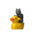 Süße graue Katze auf gelber Ente Figur, Mini Tier Ornament für Tischdeko und Gartenlandschaft. - Einzelpreis / Graue Katze reitet gelbe Ente (offener Mund)