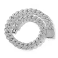Vue détaillée du collier chaîne cubaine glacée, bijoux hip-hop de 20 mm de large pour hommes. - 8 pouces / Argent