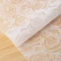 Papel de envolver floral mate impermeable con elegante diseño de rosas blancas para ramos. - 20 Piezas/Paquete / Blanco