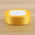 Rotolo di nastro in raso giallo per confezioni regalo, decorazione di bouquet e progetti fai da te. - Giallo Oro