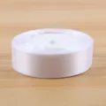 Nastro di raso bianco in rotolo, larghezza 2.5cm, ideale per confezioni floreali e decorazioni. - Bianco