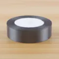 Nastro in satin grigio scuro 2.5cm di larghezza, materiale liscio per regali e mazzi di fiori. - Grigio scuro