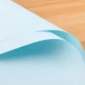 Hellblaues Blumenverpackungspapier einfarbig Ouyajia Strauss Verpackungsmaterial fuer Geschenke. - Himmelblau
